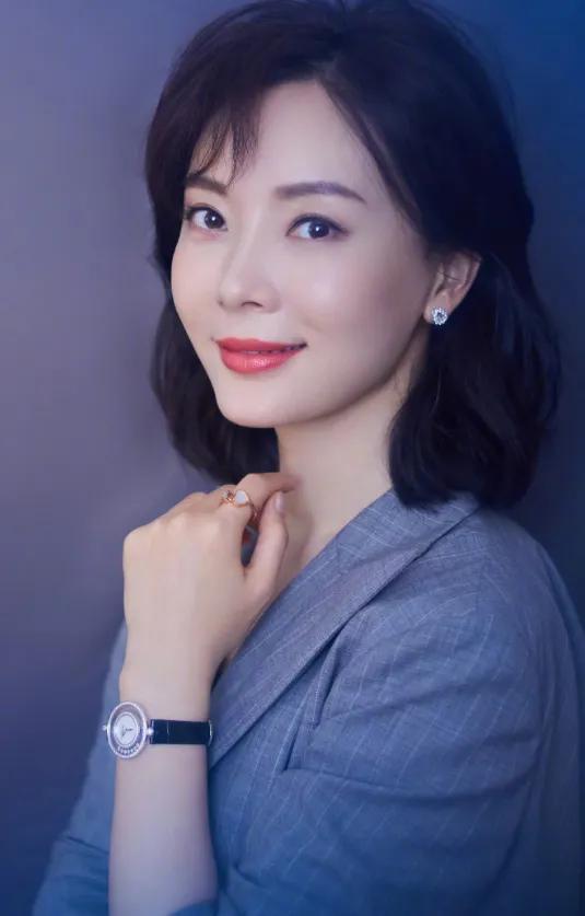 条件不符就别尬演“女霸总”了，49岁佘诗曼告诉你，啥叫职场精英
