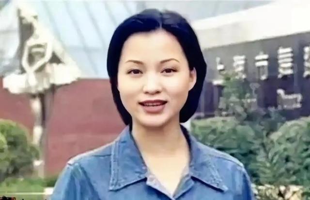 51岁董卿和儿子现身南通！素颜与网友合照，发际线与法令纹明显