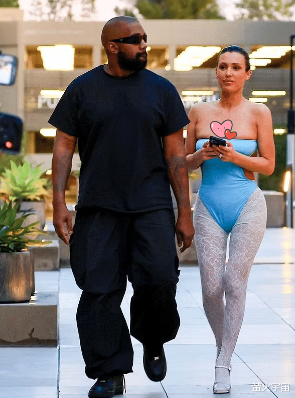 坎耶29岁妻子泳衣外穿现身街头,与歌手丈夫十指紧扣笑得一脸灿烂