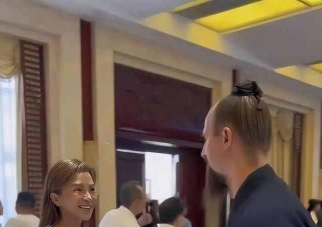 朱迅西安现身，没滤镜，嘴歪脸斜判若两人，穿搭倒是很博眼球