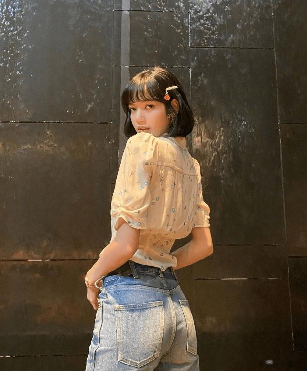 Lisa泰国见面会围了根麻花在身上,她笑的真像泰女!Lisa成土妞