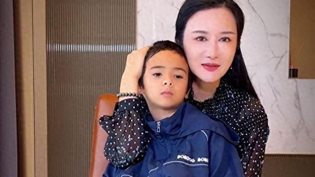 为张纪中4年生3胎、美国过年不带大儿子，杜星霖为保地位手段多高