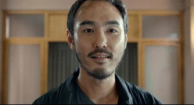 阮经天办告别母亲仪式,比弟弟矮一头眼睛哭肿,三年失去3位挚爱