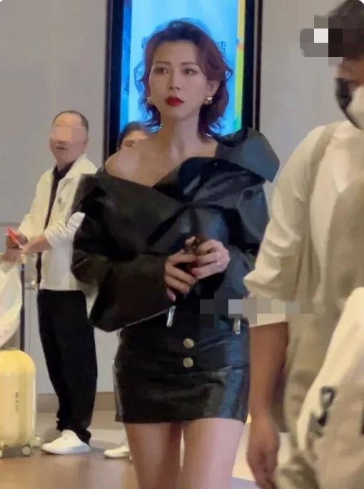 孙俪贵气逼人,蒋欣气质脱俗,50加蔡少芬黑皮裙超性感