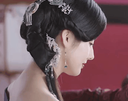 歪瓜裂枣就别尬演“花魁”了，30岁姜佩瑶告诉你，啥叫媚骨天成