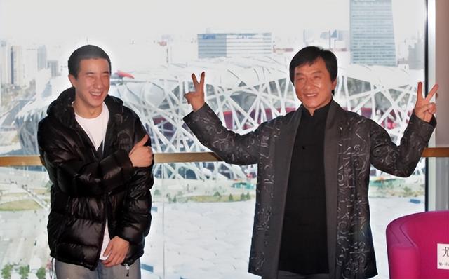 41岁房祖名近况曝光，与一众劣迹男星混迹夜店，老态明显星味全无