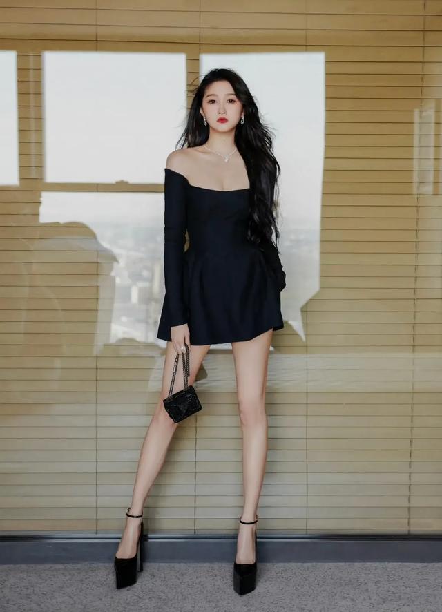 关晓彤有一回参加活动，她一出场就抓住了众人眼球。