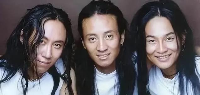 领奖前夜父母惨遭杀害,含泪唱完歌退出乐坛,这位天王如今怎样了