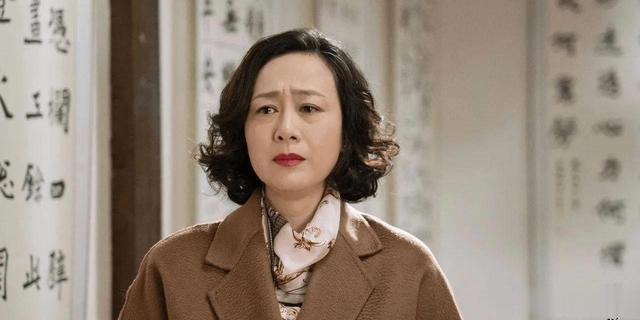 演完刘亦菲的妈妈,又演殷桃的婆婆,61岁的她越来越优雅知性