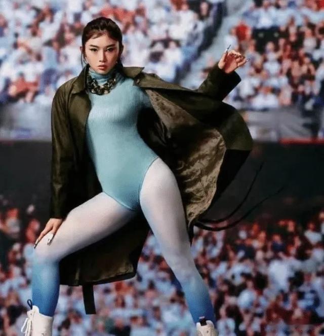 吴艳妮最新写真爆火,“无裤风”引发巨大争议,评论区热议