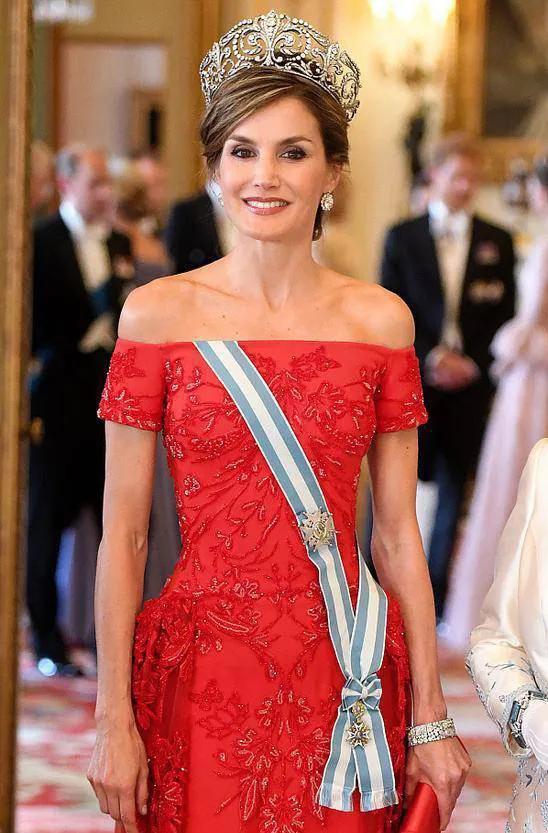 莱蒂齐亚王后馋蛋糕,拿刀叉去取被国王当众制止,打脸都是摆明面