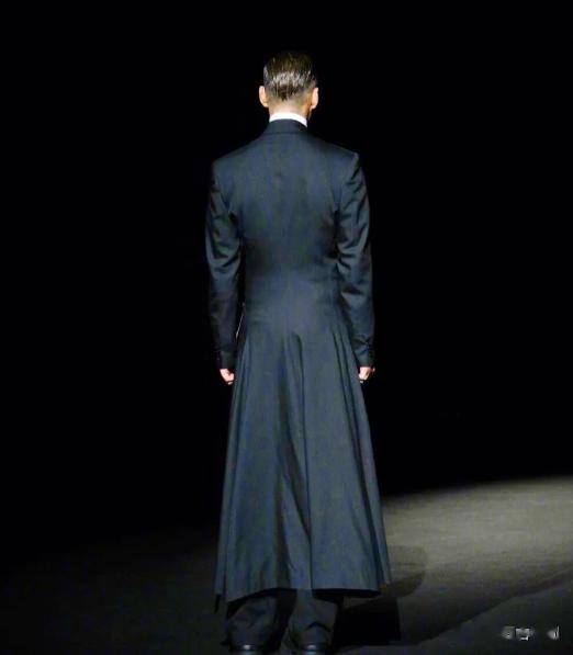 这一夜,胡兵帅得惊心动魄新中式战袍,53岁像33岁成时尚界焦点