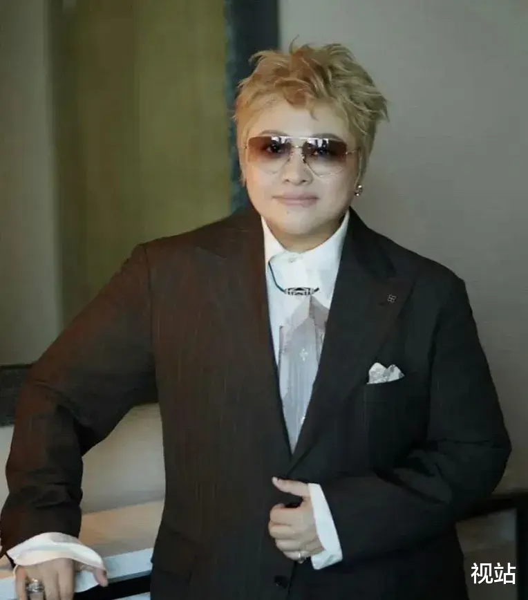 55岁韩红官宣喜讯,瘦40斤焕然一新,无名指戒指很抢眼!