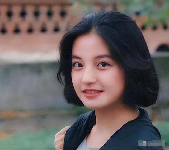 魏启颖:女儿赵薇被封杀,丈夫骤然离世,儿子被前妻卷走几亿财富