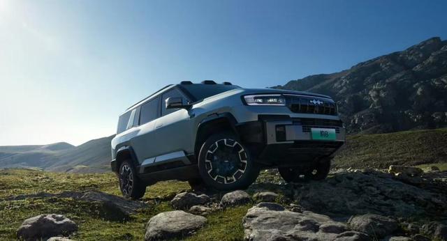 华为智驾+云辇-P，能文能武，方程豹豹8售价37.98万元