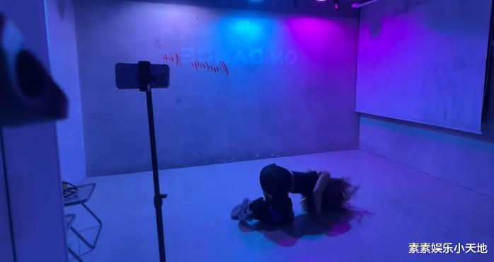 梧桐妹晒新舌钉,耳钉是骷髅头太吓人,个性叛逆还充满狂野