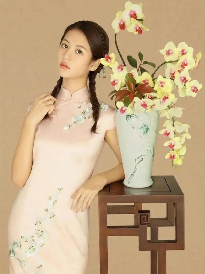 翁帆全家福曝光！16岁女儿旗袍造型美翻，母女颜值巅峰对决