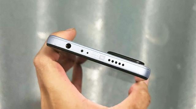 直角边框设计一亿像素镜头,这款国产智能机,玩游戏手感更好