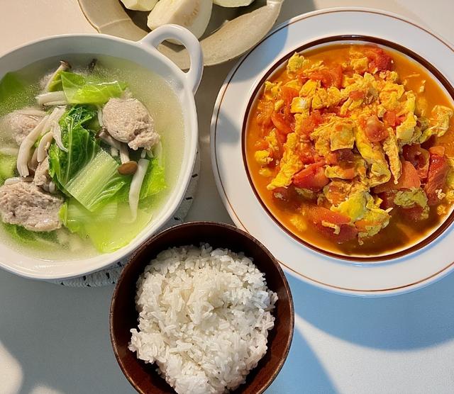 42岁上海未婚女子,在网上晒出自己一人的晚餐,网友:真潇洒!