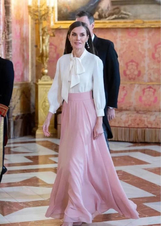 52岁莱蒂齐亚四月首现身！穿粉裙梳着齐肩发型嫩翻，国王领带抢镜