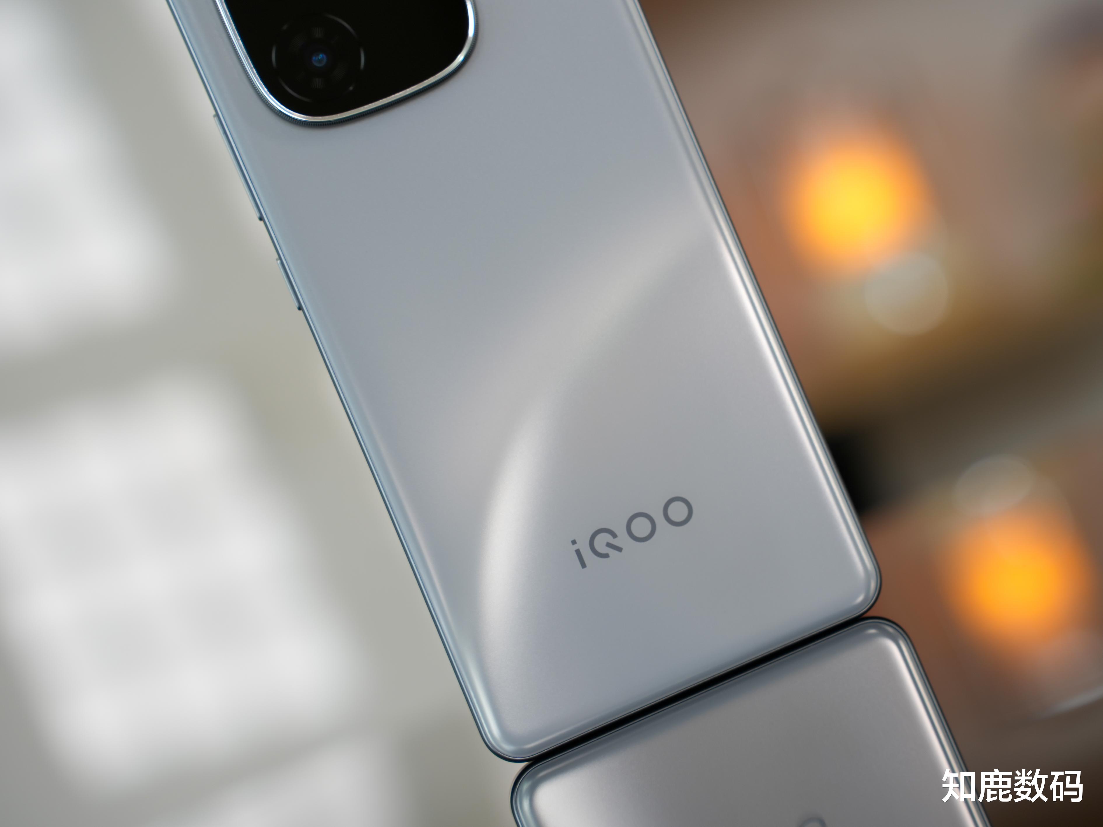 iQOO Z9 Turbo+真机图赏,「月影钛」配色是不是你的菜?