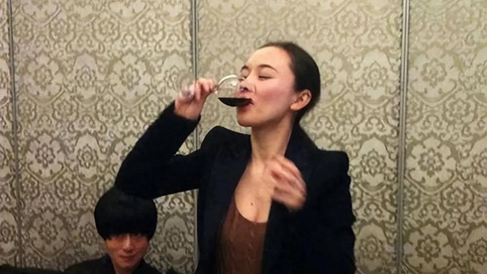 娱乐圈嗜酒如命的10位女明星， 一个比一个能喝，看看都是谁 ？