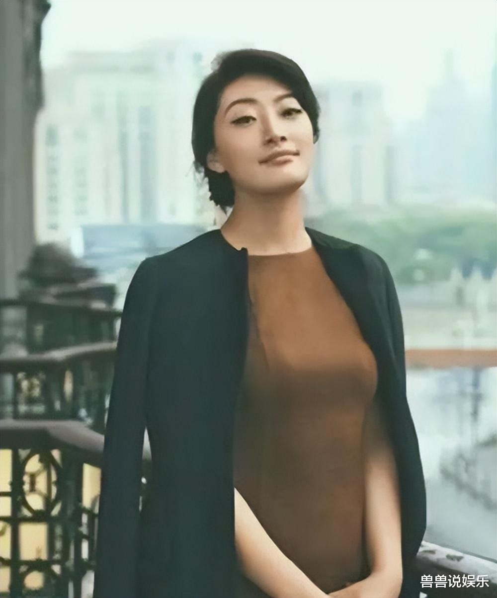 看了宗馥莉的打扮，我悟了：裙不上膝、出门不戴金银，更优雅得体