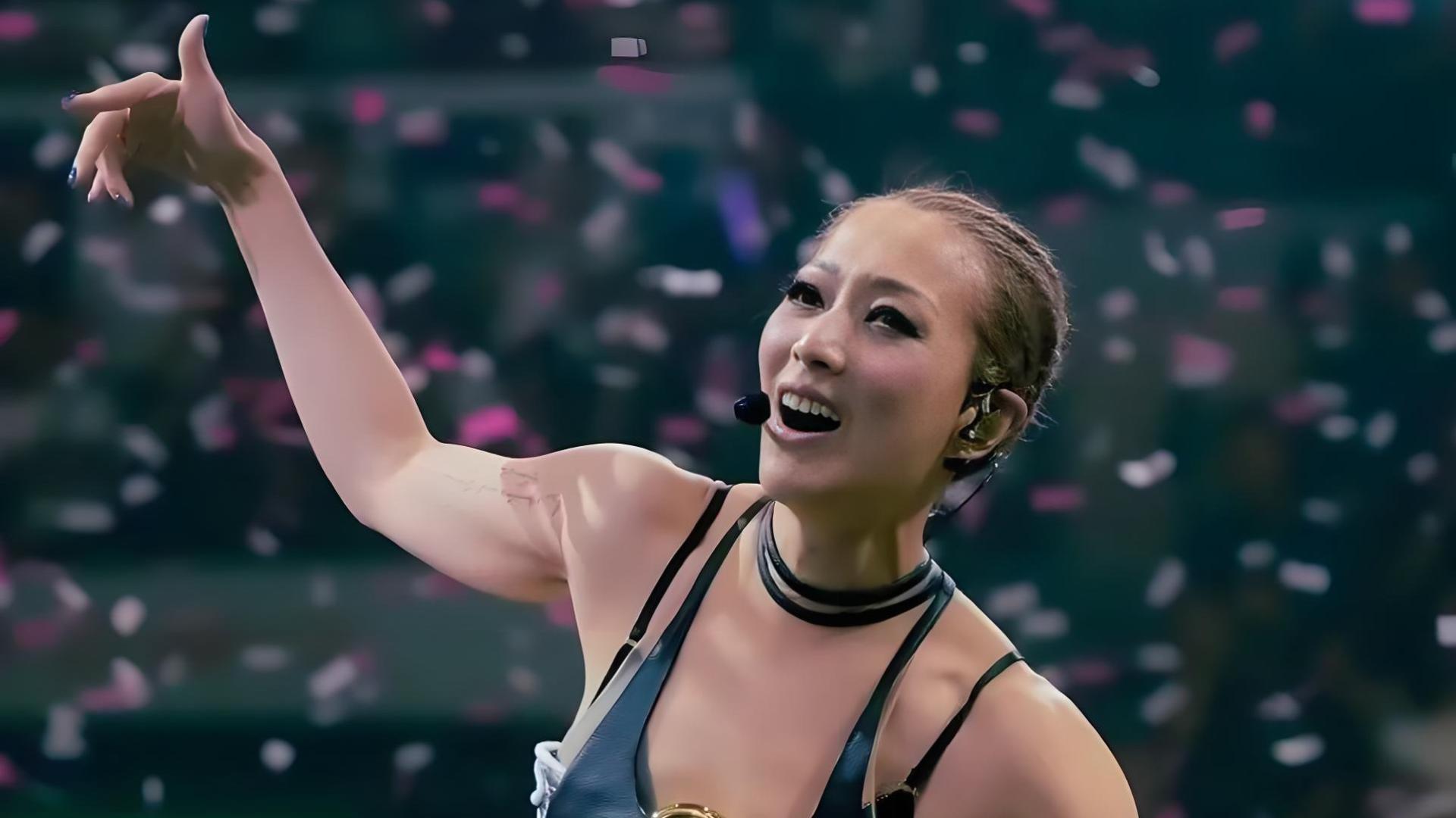 郑秀文演唱会形象惹争议：服饰夸张，肌肉暴起，网友：这身材真不怪许志安