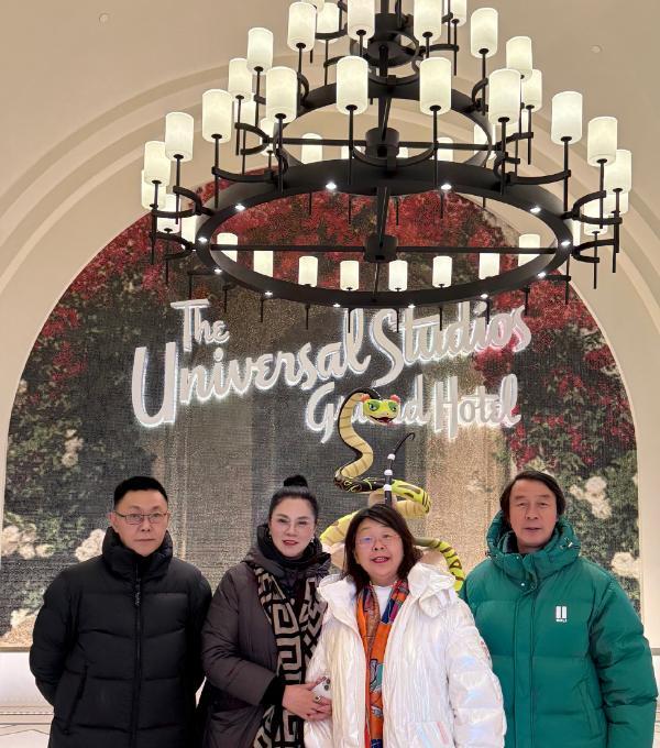 沈梦辰一家六口北京过年，父母和公婆关系亲密，两家父母都好年轻