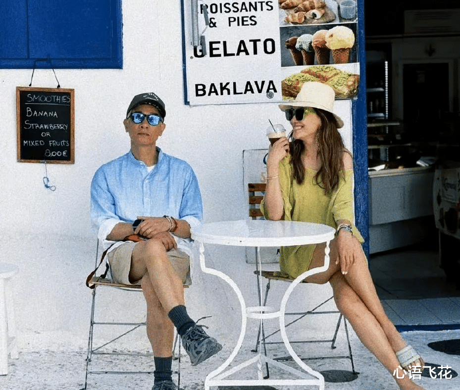 41岁应采儿晒与陈小春海边亲吻照，穿着清凉笑意盈盈，16岁年龄差真不是问题！