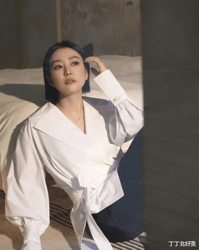 45岁郝蕾剪了沙宣头减龄10岁，穿搭时髦拍大片，完全没有大妈味