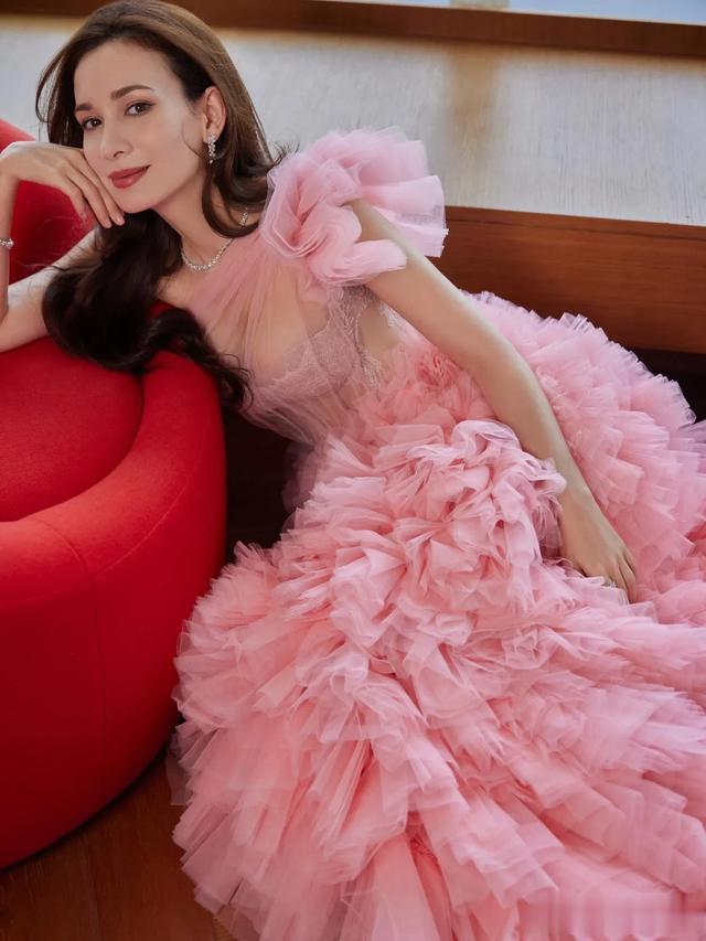 卢靖姗粉色长裙写真