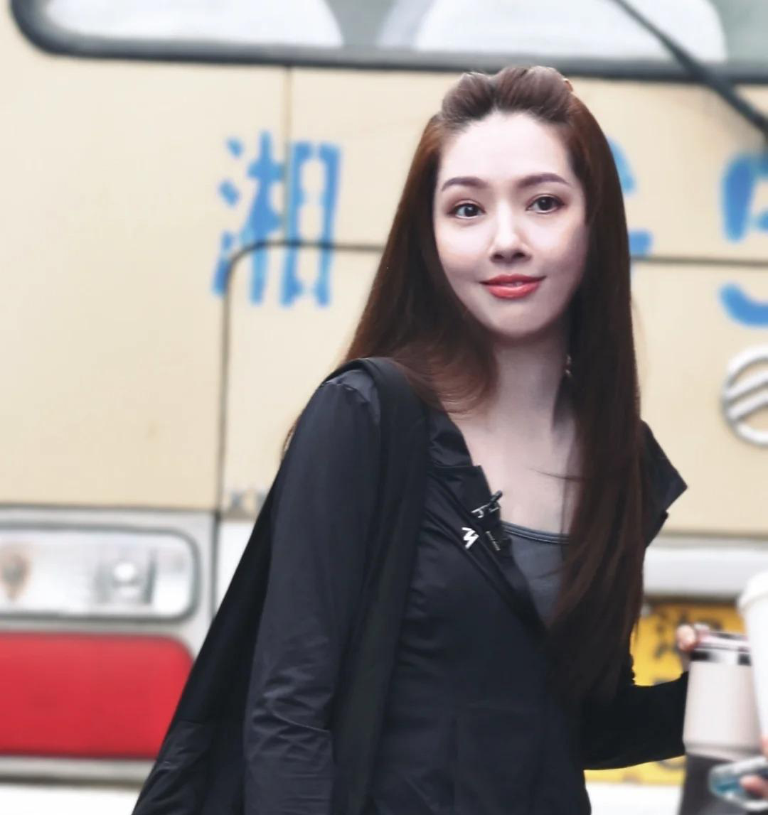 郭碧婷4.22上班路透，瘦了一圈，美得毫不费力，像漫画里的洋娃娃