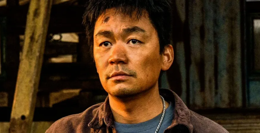 42岁王宝强现身英国，烫了卷发与178cm女友街头秀恩爱，身高差很萌！