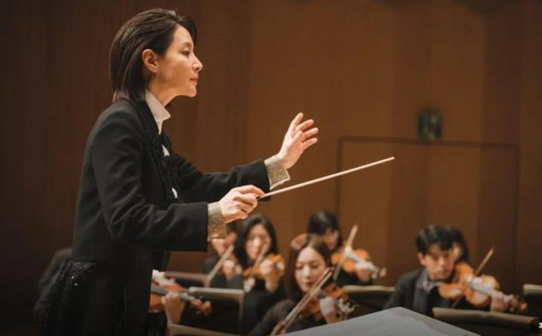 52岁李英爱复出状态像25,西装短发太飒了!嫁百亿豪门却愿当“农妇”