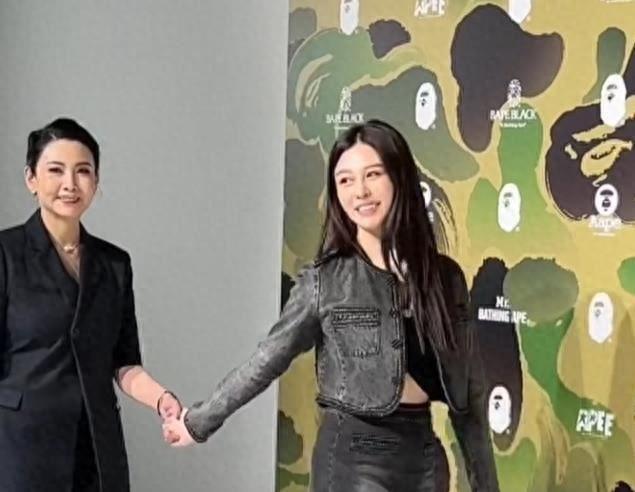 笑不活了,56岁邱淑贞和22岁大女儿同框亮相,我笑死在网友评论里