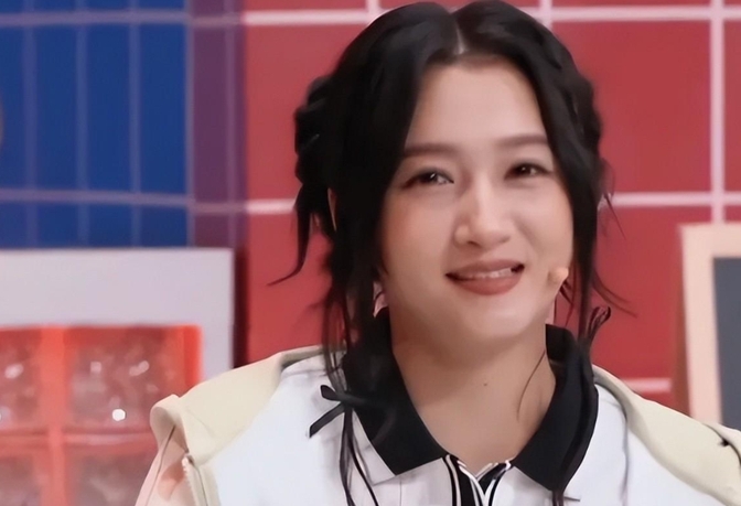 26岁关晓彤最新状态惹争议，发福脸肿惨被质疑怀孕，年龄感尽显