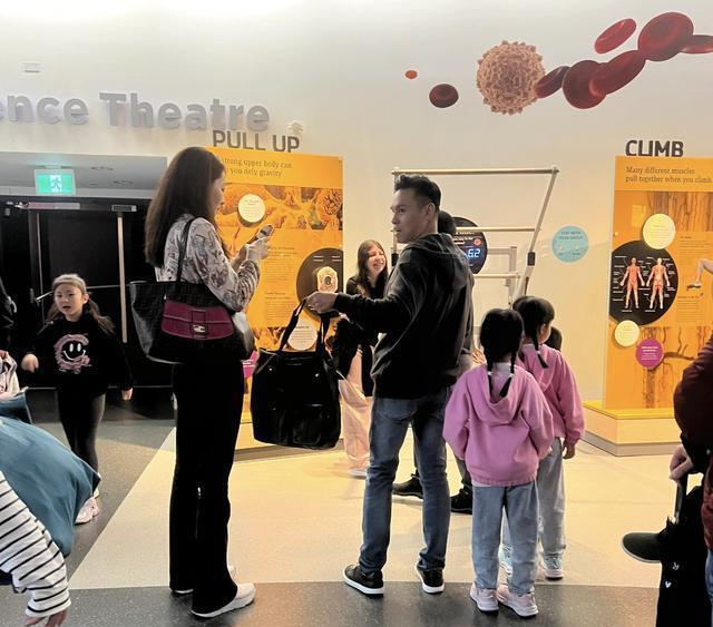 熊黛林晒旅行照,祖孙三代同游加拿大,富豪老公和丈母娘罕见同框