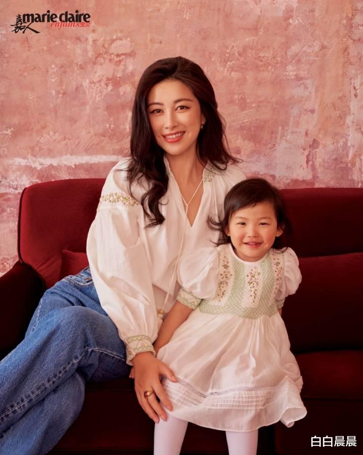 朱珠和女儿合拍杂志，女儿有同款梨涡好漂亮，朱珠妩媚动人有韵味