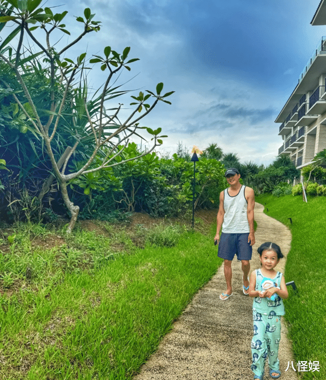 王阳一家三口逛街,高斯脸上皱纹明显,全职带娃状态不如老公年轻