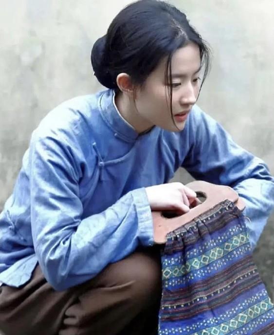 37岁刘亦菲穿农妇装,喂鸡、砍柴仍仙气十足,果然有颜干啥都美