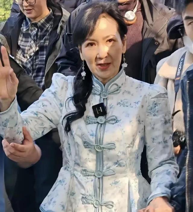 杭州偶遇赵雅芝陈美琪，相差五岁小青老了，白娘子容颜依旧似少女