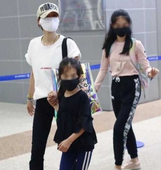 16岁爱马罕见露面，一张合照，暴露了文章和马伊琍的真实关系