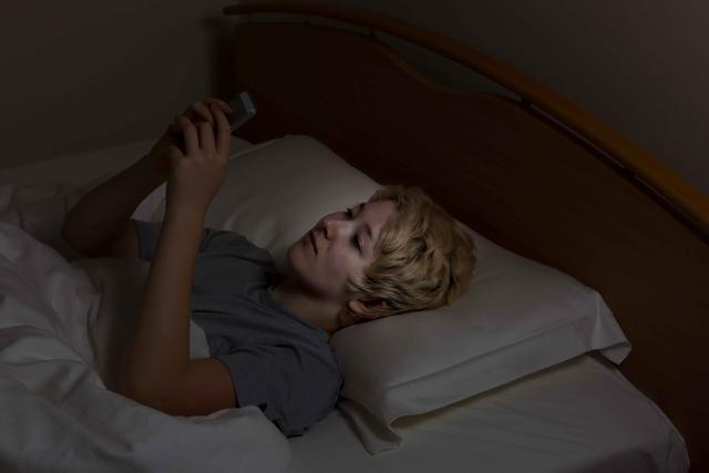 为什么说睡觉的时候手机不要放床头？不是辐射，而是有这3个坏处