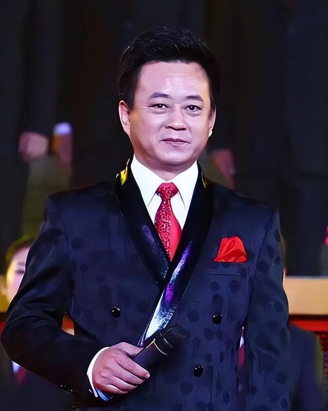 从央视一哥到停职四年,重返央视后坐冷板凳,朱军做错了什么