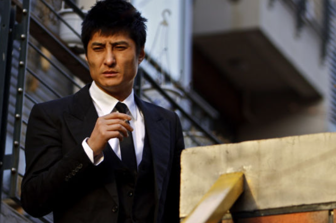 同父母不同命的两兄弟,弟弟当红住大豪宅,哥哥成名后锒铛入狱