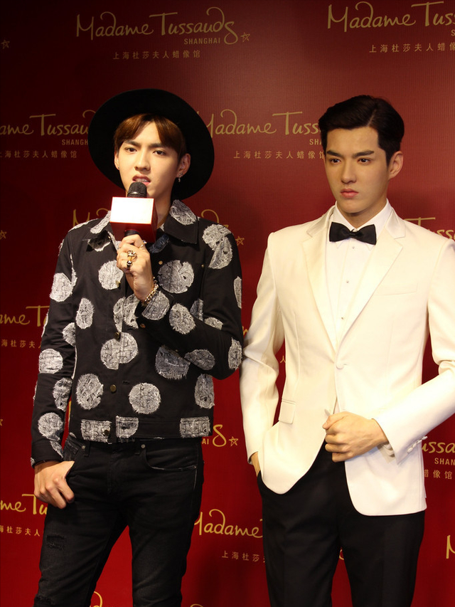 明星蜡像被玩坏:鹿晗嘴被亲掉皮,孙俪被占便宜,杨幂认不出来