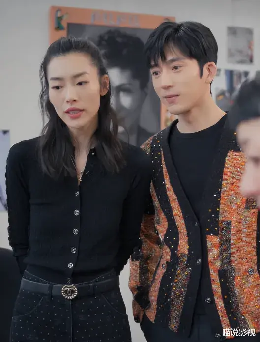 时尚CP出动!井柏然刘雯国贸亲昵逛街,大表姐走路都靠着小井