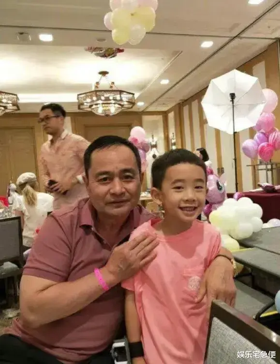 杨幂六一为小糯米送生日祝福，宠溺喊“我闺女”，母女俩长得好像