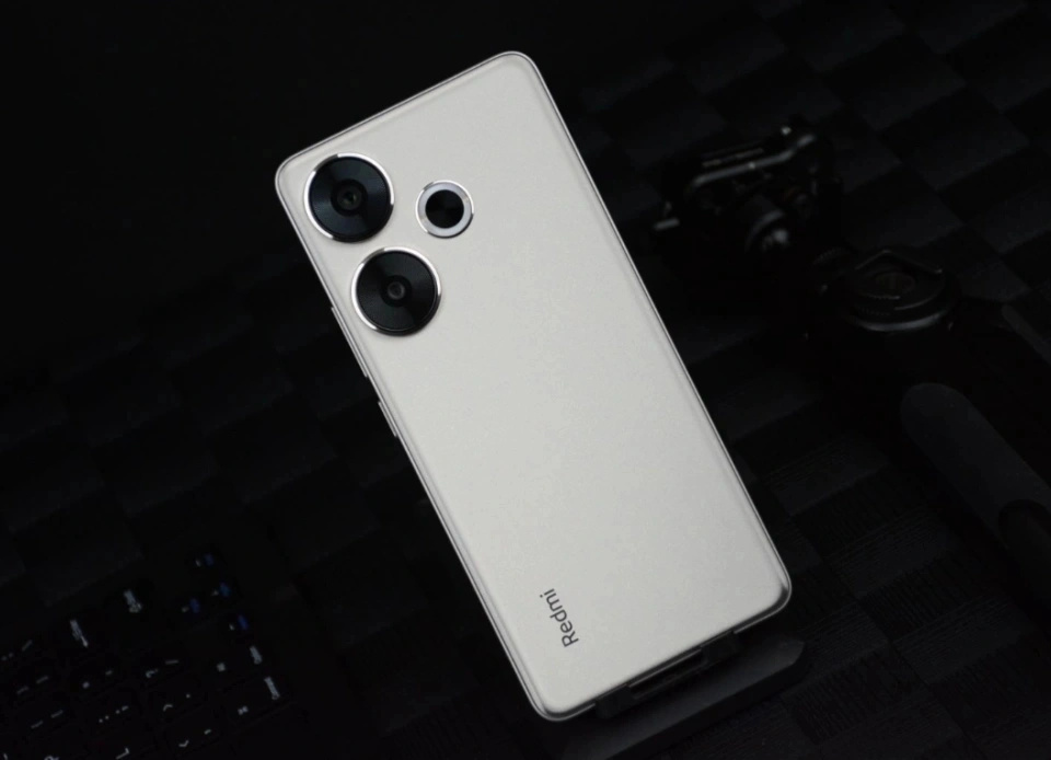 千元价位“搅局者”,90W闪充+骁龙8sGen3,发布七个月跌至1468元